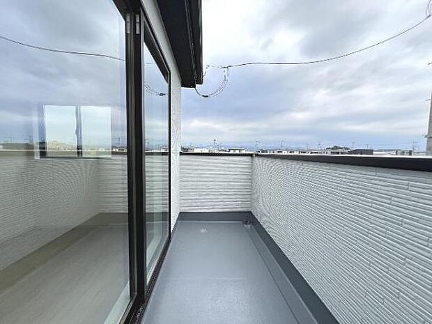 開放感あふれる広々としたバルコニーはお洗濯はもちろん、ガーデニングなども楽しめます。