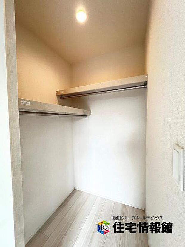 ウォークインクローゼットがあり収納スペースも豊富。季節物もスッキリ片付きそうです。