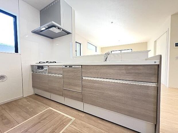 作業スペースが広く家事動線をゆったりと確保できるキッチンです。