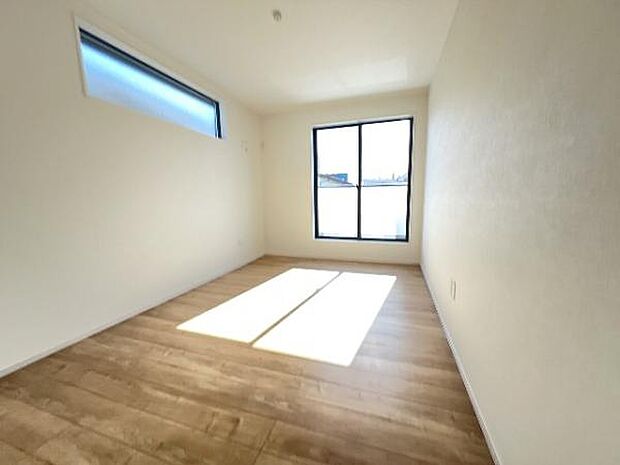 明るい広々とした主寝室でご家族ゆっくりお休みになれますね。