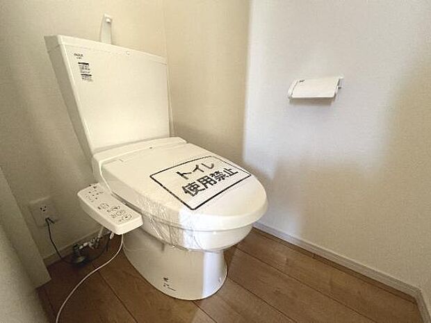 シャワー洗浄機能付のトイレは、清潔感が印象的な空間ですね。