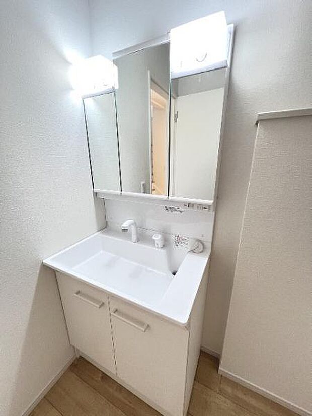 シャワー付き洗面化粧台です。手軽にシャンプーができ、お掃除もしやすいですね。