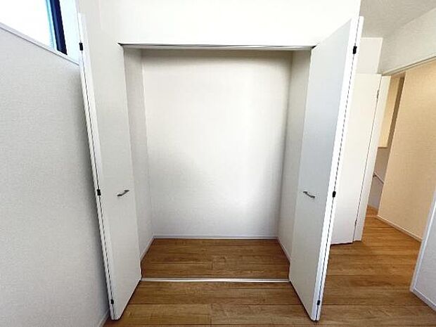 いつでもお部屋をスッキリお使い頂ける収納スペースを設置。