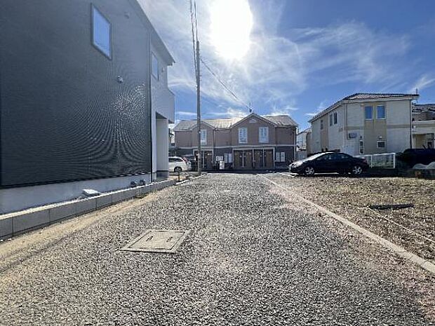 前面道路を含めた現地写真です。