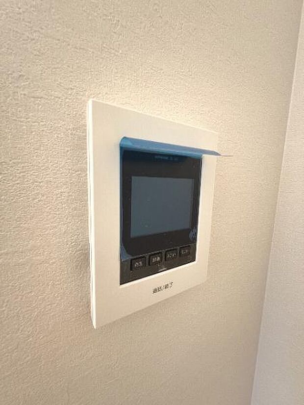 訪問者が一目で分かるTVモニタ付きインターフォンを装備した心強さも魅力なお住まいです。