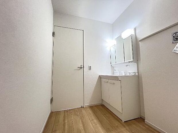 快適で清潔感がある脱衣スペースです。