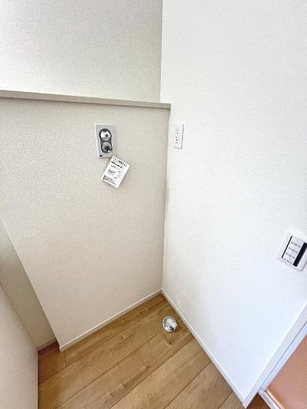 独立洗面台の横にはランドリースペースがございます。