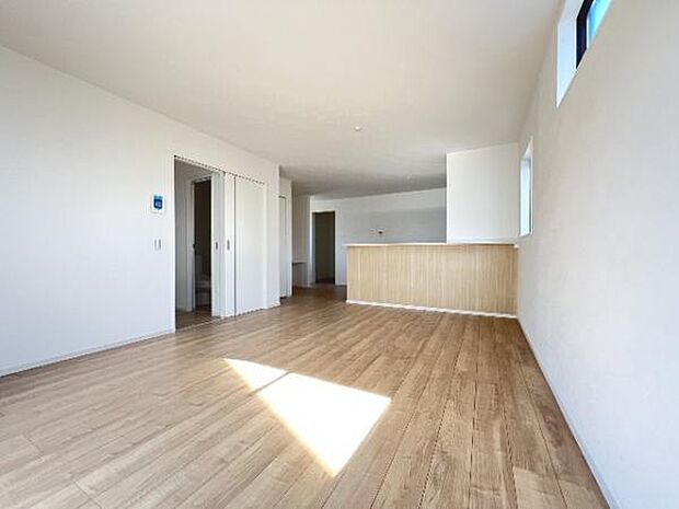 明るい日差しが入る風通しの良いリビングです。