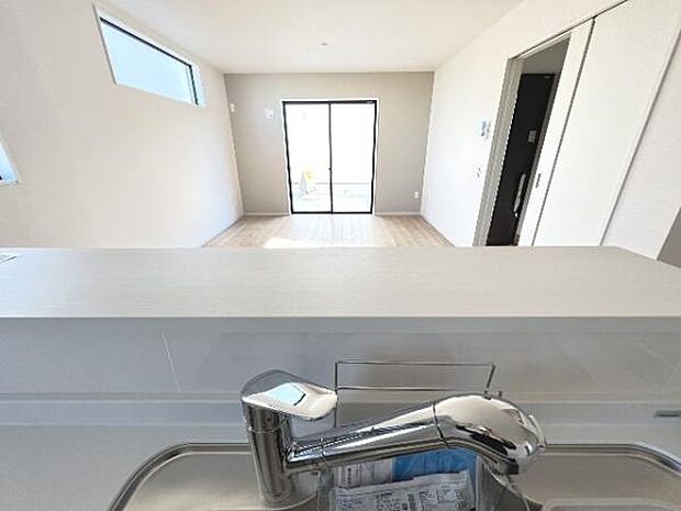 キッチンからリビングが見渡せ、お料理中もご家族の様子を見守れます