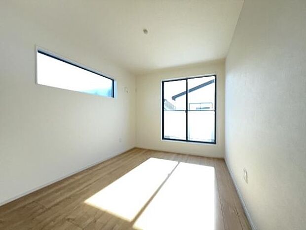 明るい広々とした主寝室でご家族ゆっくりお休みになれますね。