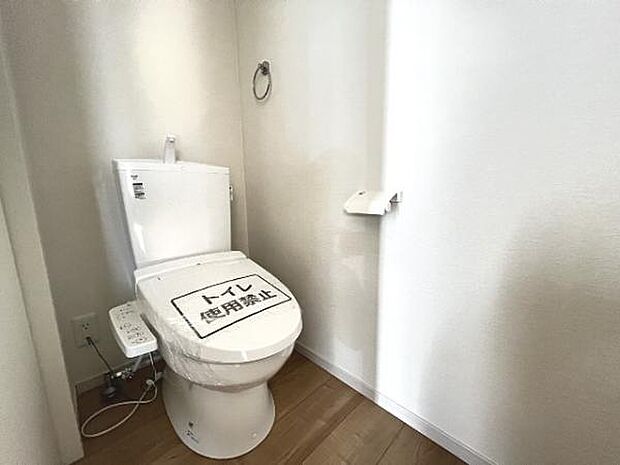 シャワー洗浄機能付のトイレは、清潔感が印象的な空間ですね。
