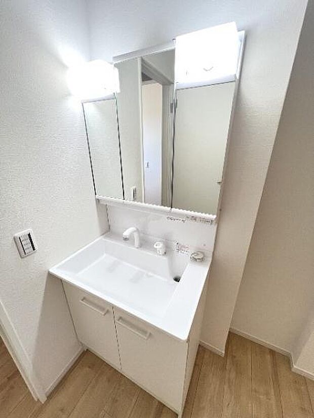 シャワー付き洗面化粧台です。手軽にシャンプーができ、お掃除もしやすいですね。