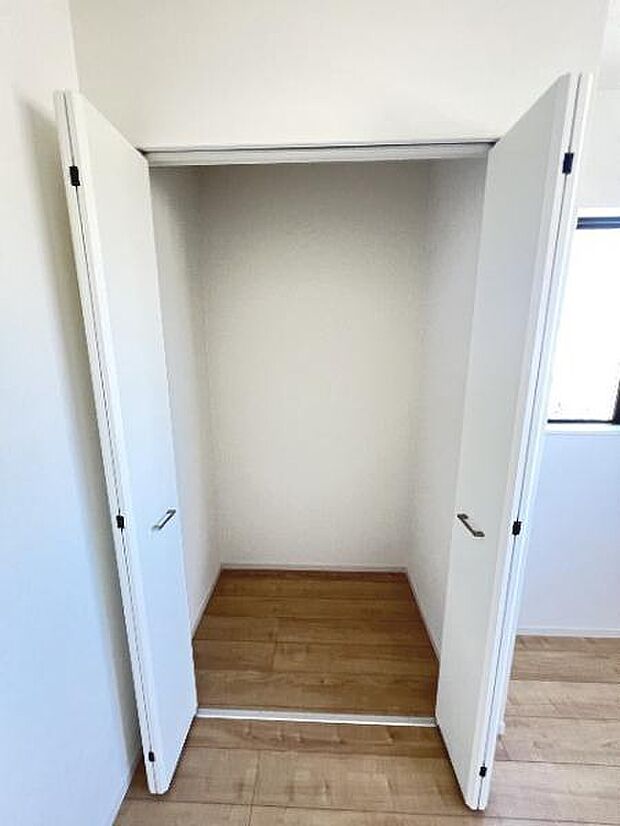 中の物を確認しやすく、取り出しやすい収納スペース。お部屋を広々とお使いいただけます。