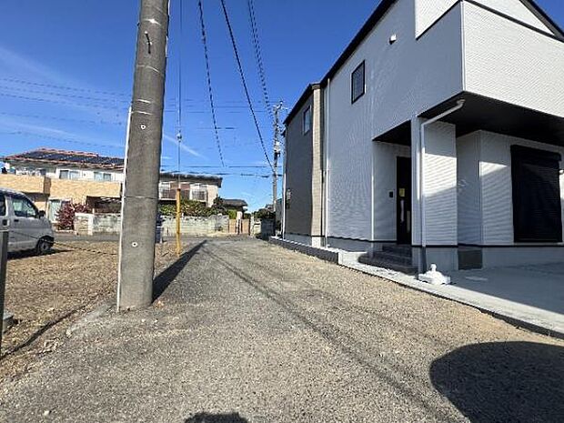 前面道路を含めた現地写真です。