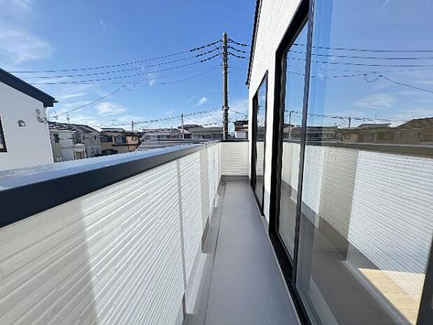 開放感あふれる広々としたバルコニーはお洗濯はもちろん、ガーデニングなども楽しめます。