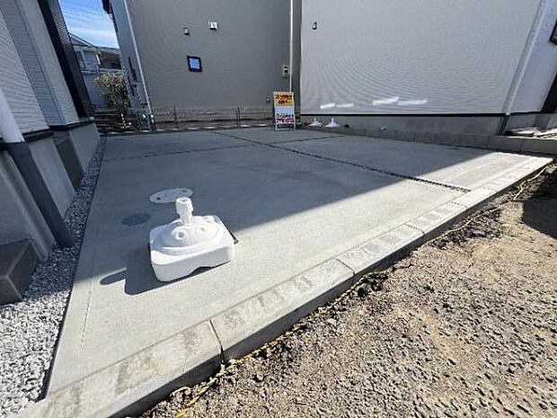 駐車場です。前面道路との高低差も少なく、スムーズに出入りできます。