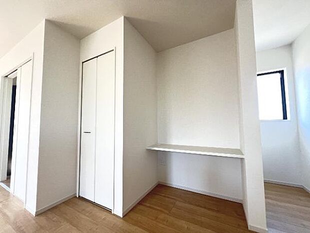 リビングにカウンターと収納があります。