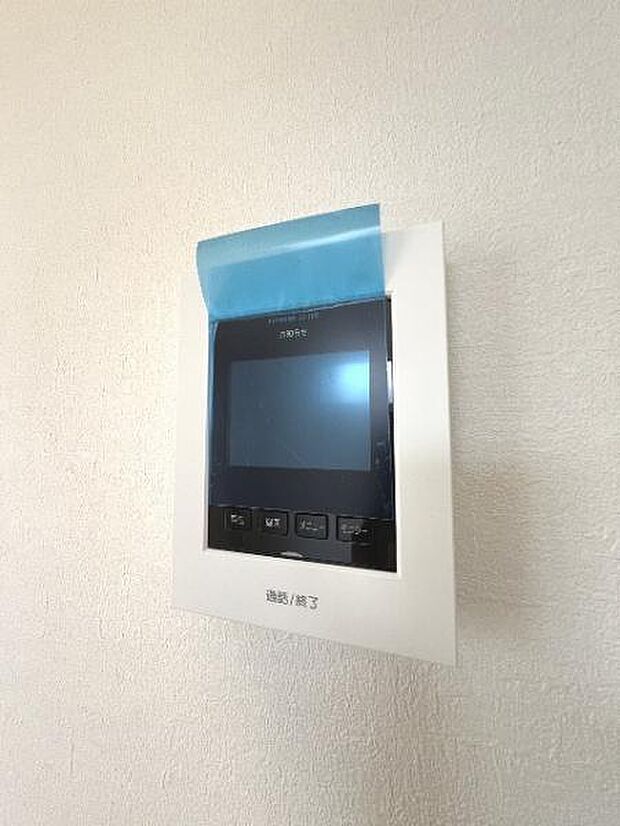 訪問者が一目で分かるTVモニタ付きインターフォンを装備した心強さも魅力なお住まいです。