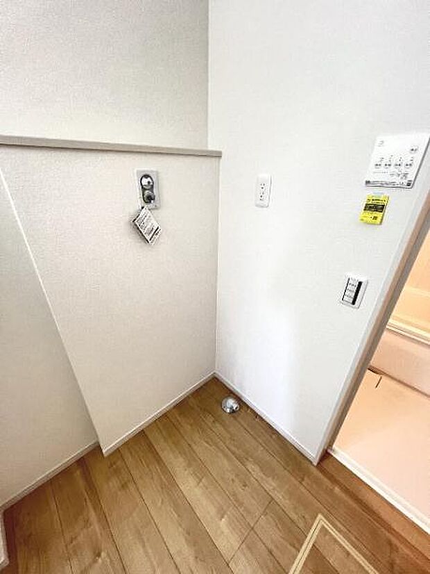 独立洗面台の横にはランドリースペースがございます。