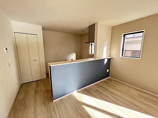 お食事中もキッチンと会話が楽しめるダイニングスペース。