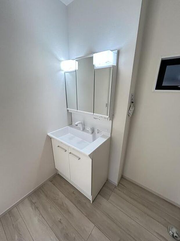 洗面化粧台です。朝の身支度から1日が始まります。