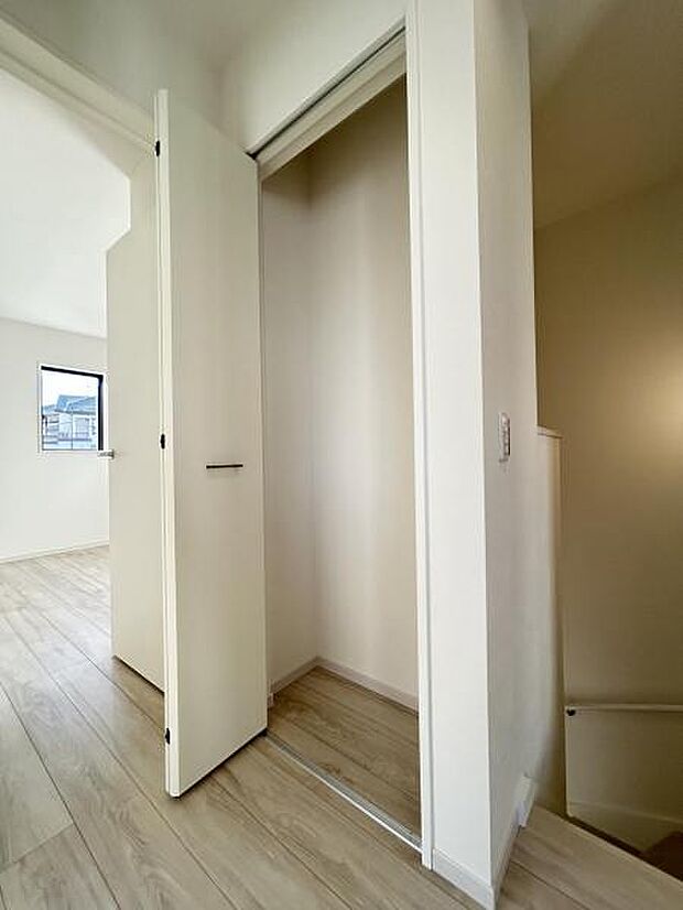 いつでもお部屋をスッキリお使い頂ける収納スペースを設置。