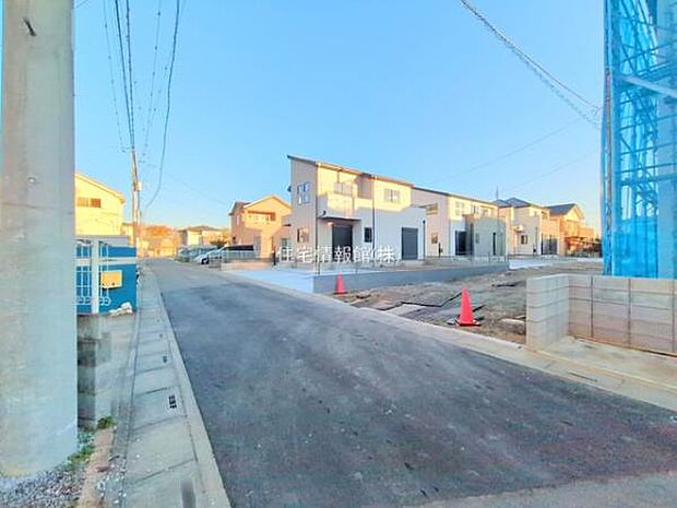 前面道路を含めた現地写真です。