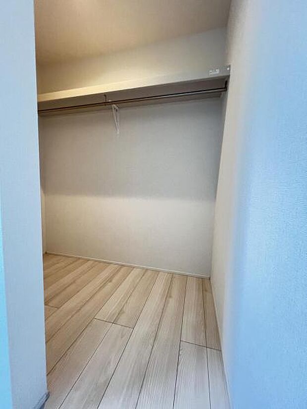 ウォークインクローゼットがあり収納スペースも豊富。季節物もスッキリ片付きそうです。