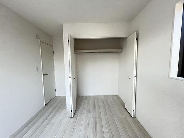 いつでもお部屋をスッキリお使い頂ける収納スペースを設置。