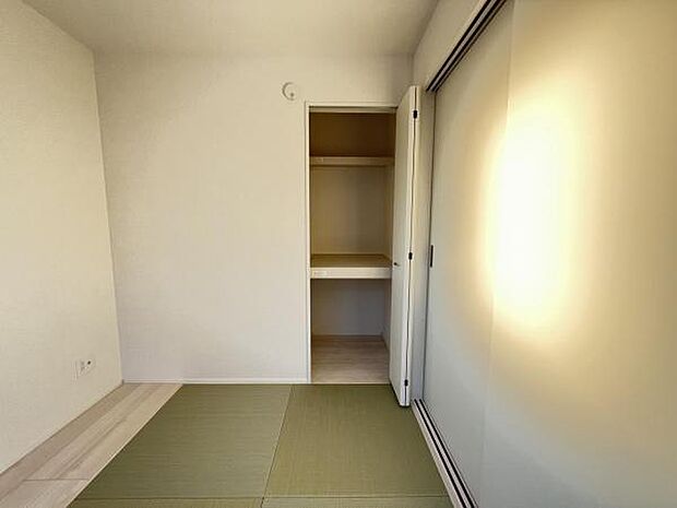 いつでもお部屋をスッキリお使い頂ける収納スペースを設置。