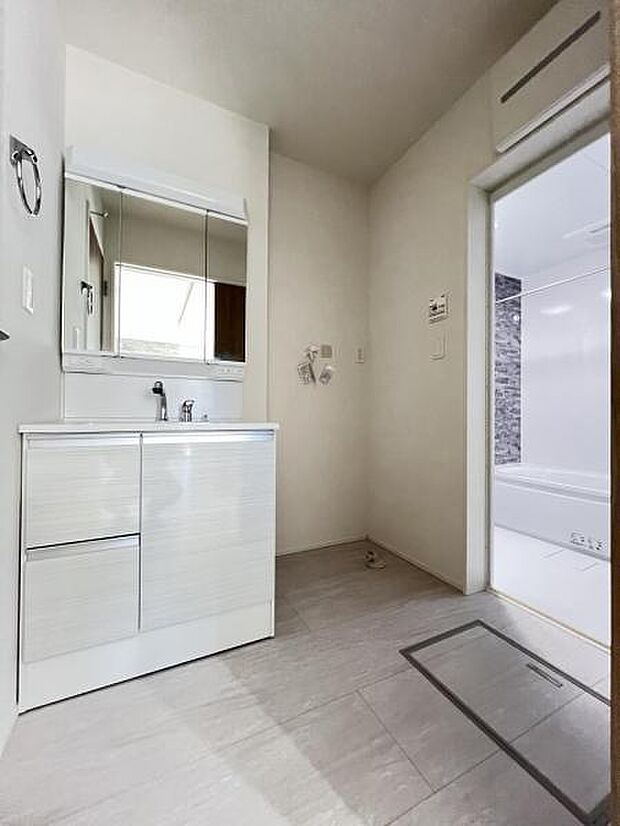 洗面化粧台です。朝の身支度から1日が始まります。