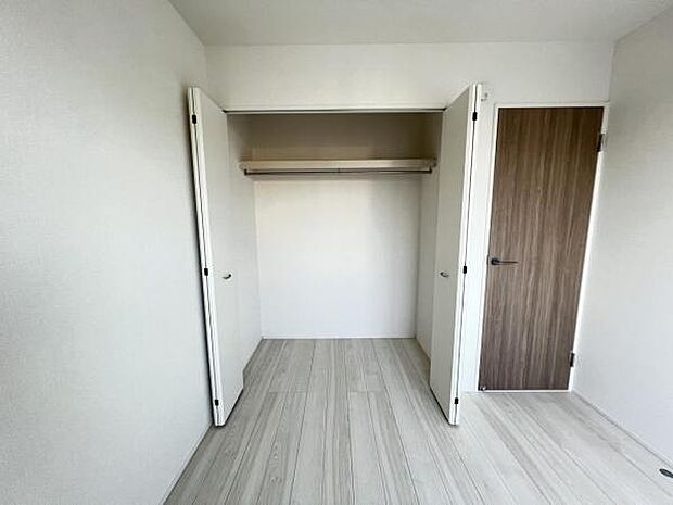 いつでもお部屋をスッキリお使い頂ける収納スペースを設置。