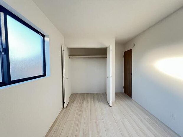 いつでもお部屋をスッキリお使い頂ける収納スペースを設置。