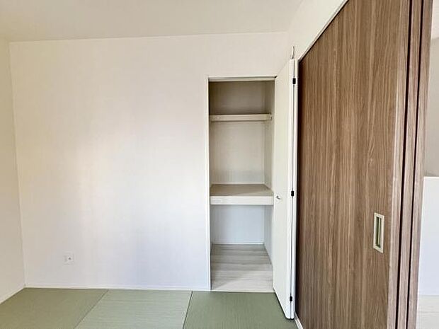 いつでもお部屋をスッキリお使い頂ける収納スペースを設置。