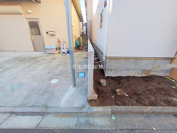 前面道路を含めた現地写真です。