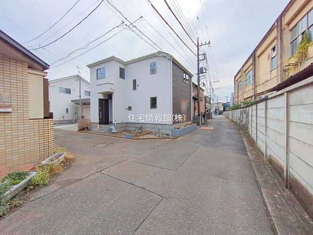 前面道路を含めた現地写真です。