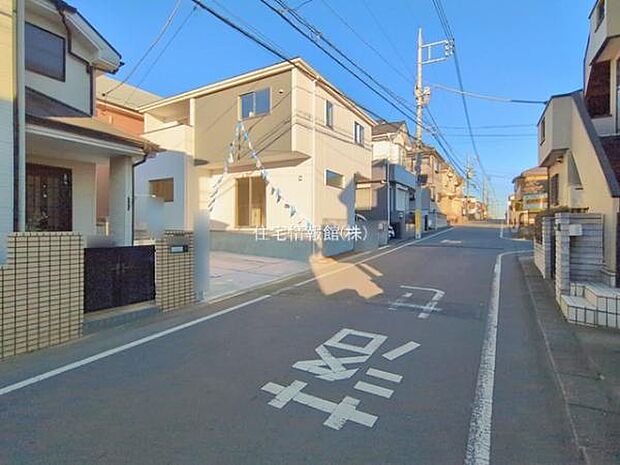 前面道路を含めた現地写真です。