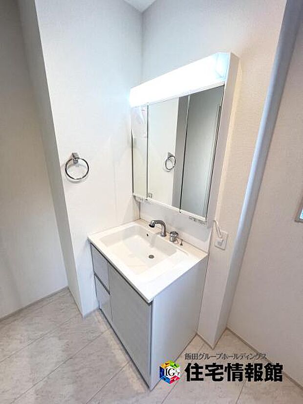 洗面化粧台です。朝の身支度から1日が始まります。