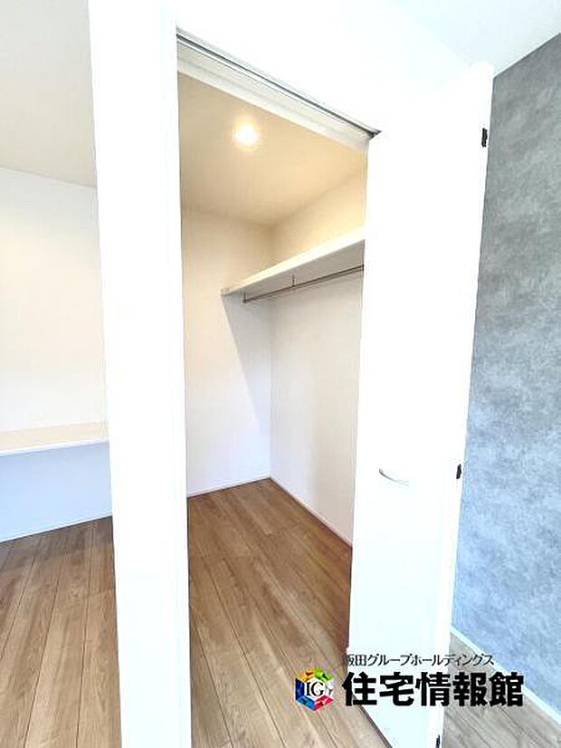 ウォークインクローゼットがあり収納スペースも豊富。季節物もスッキリ片付きそうです。