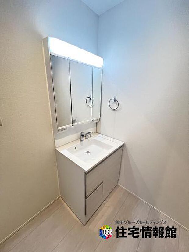 洗面化粧台です。朝の身支度から1日が始まります。