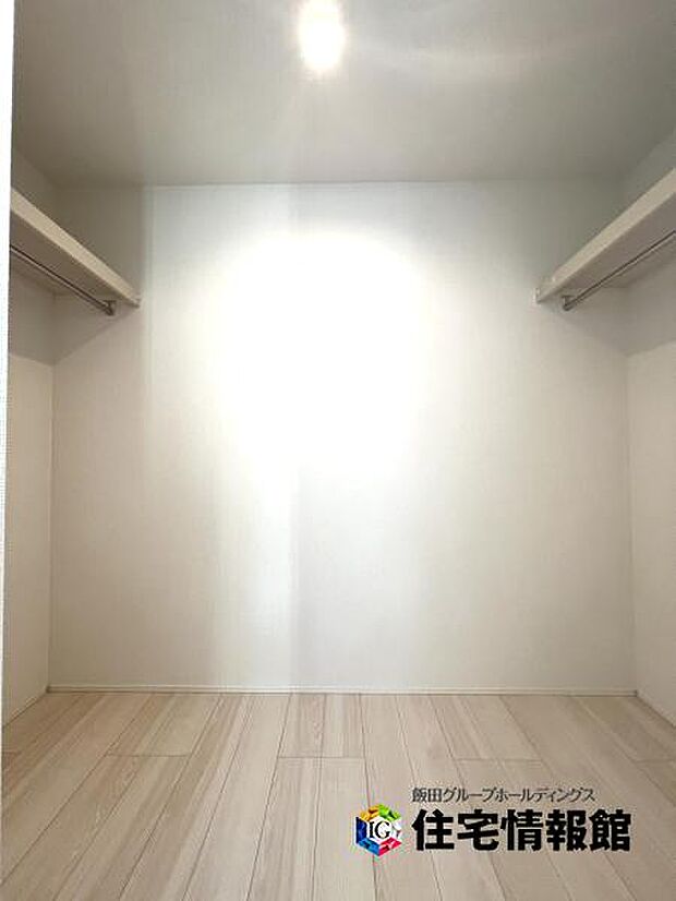 ウォークインクローゼットがあり収納スペースも豊富。季節物もスッキリ片付きそうです。