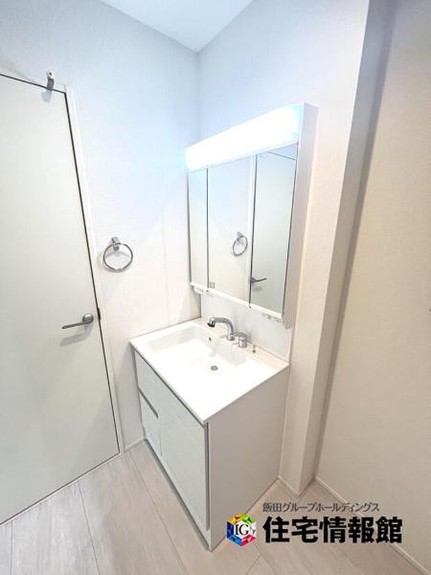 洗面化粧台です。朝の身支度から1日が始まります。