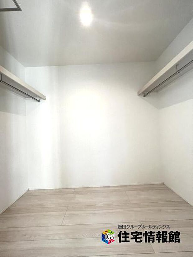 ウォークインクローゼットがあり収納スペースも豊富。季節物もスッキリ片付きそうです。