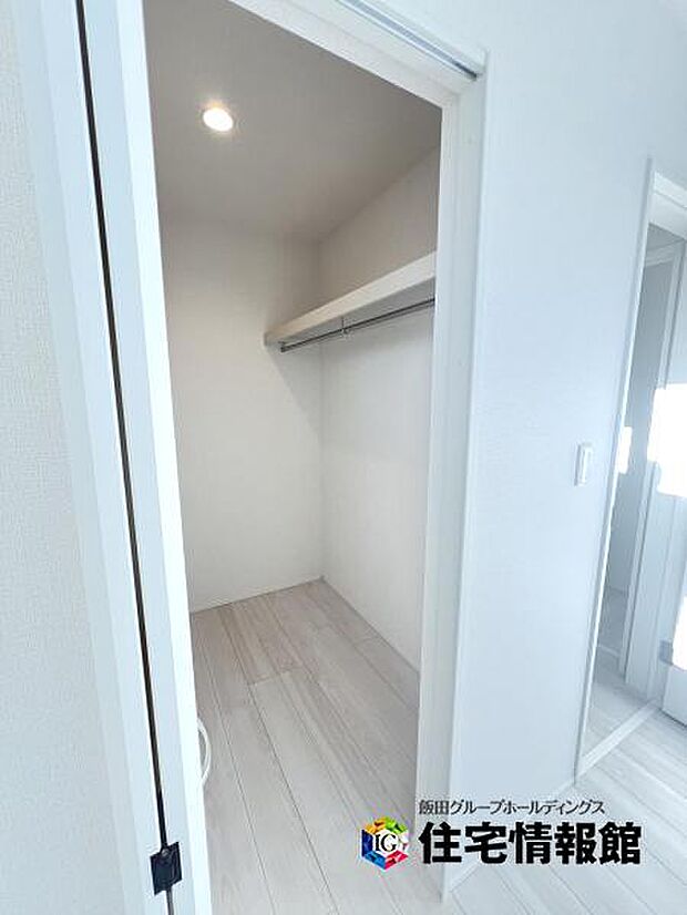 ウォークインクローゼットがあり収納スペースも豊富。季節物もスッキリ片付きそうです。