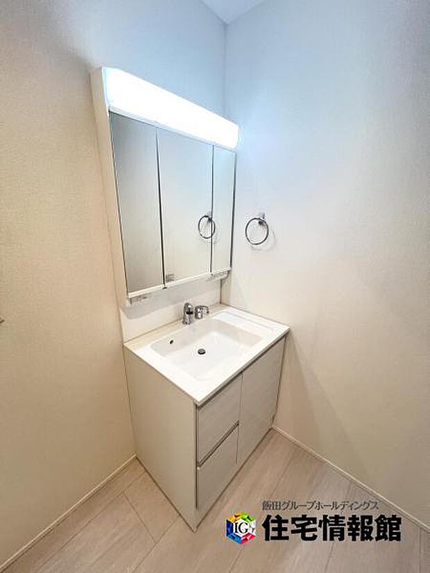 洗面化粧台です。朝の身支度から1日が始まります。