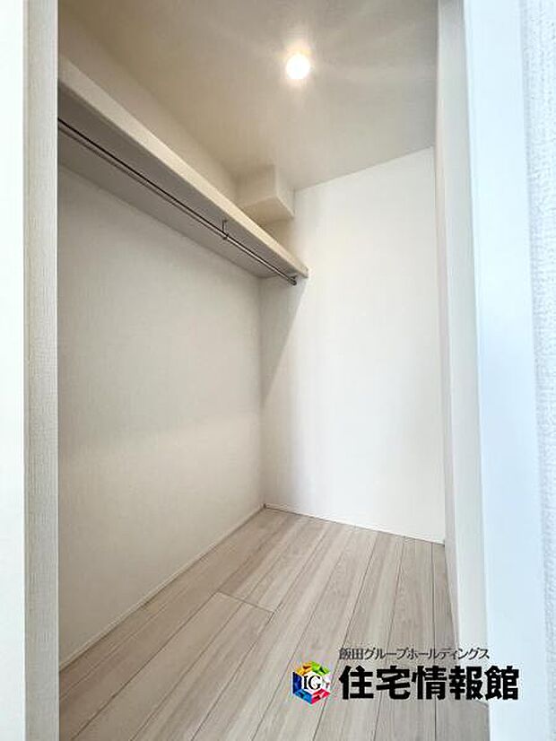 ウォークインクローゼットがあり収納スペースも豊富。季節物もスッキリ片付きそうです。