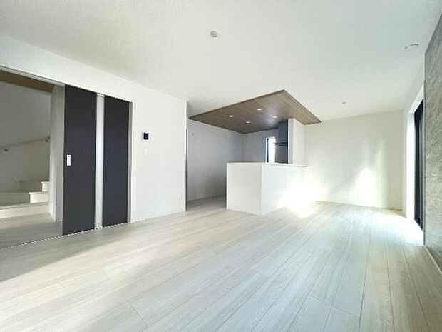 明るい日差しが入る風通しの良いリビングです。