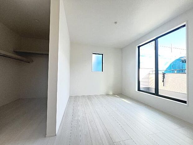 明るい広々とした主寝室でご家族ゆっくりお休みになれますね。