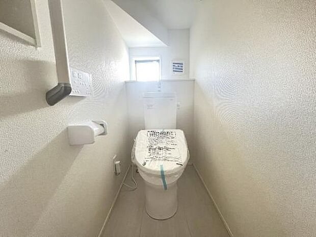 シャワー洗浄機能付のトイレは、清潔感が印象的な空間ですね。