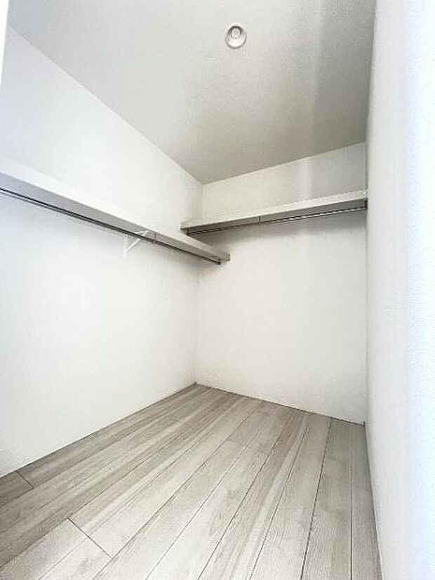 ウォークインクローゼットは、ハンガーパイプや枕棚が備わっており、お洋服等すっきりと収納いただけます。